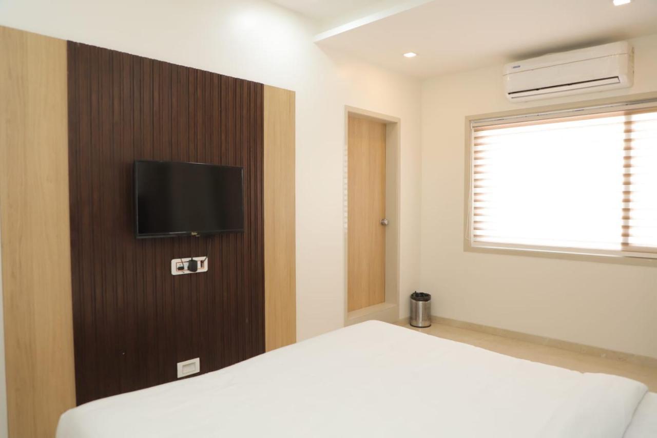 Hotel Dwarka Palace Ahmednagar Exteriör bild