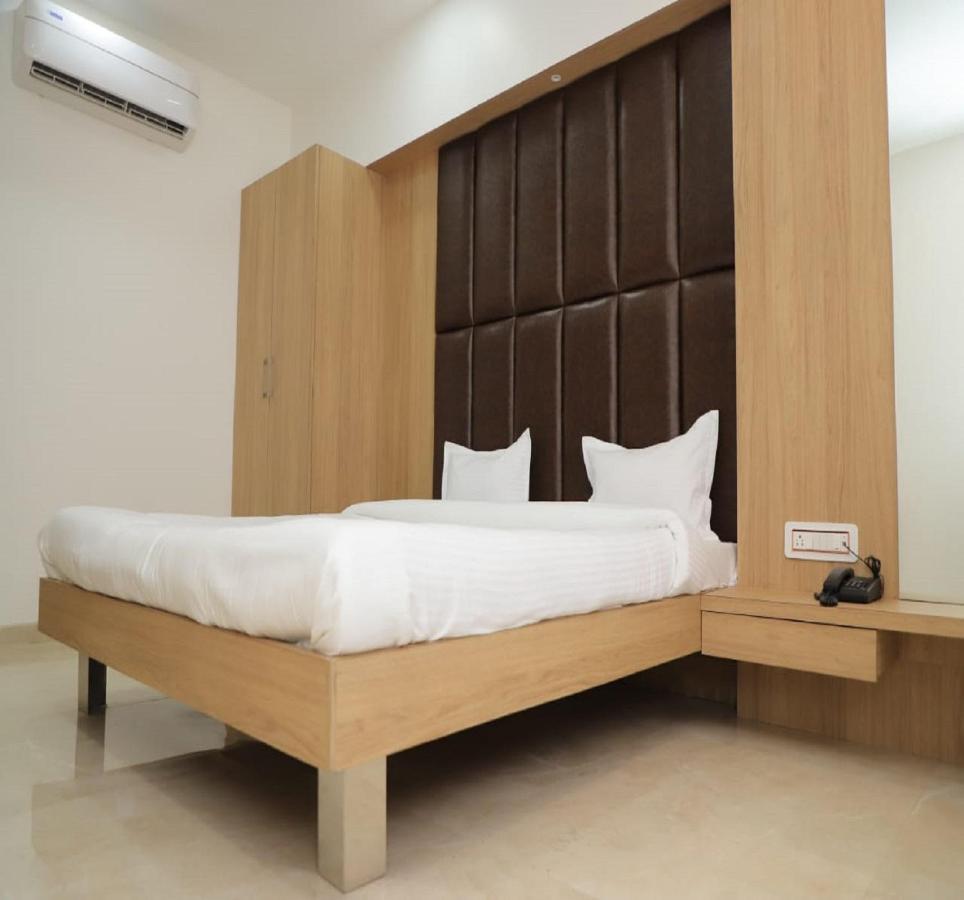 Hotel Dwarka Palace Ahmednagar Exteriör bild
