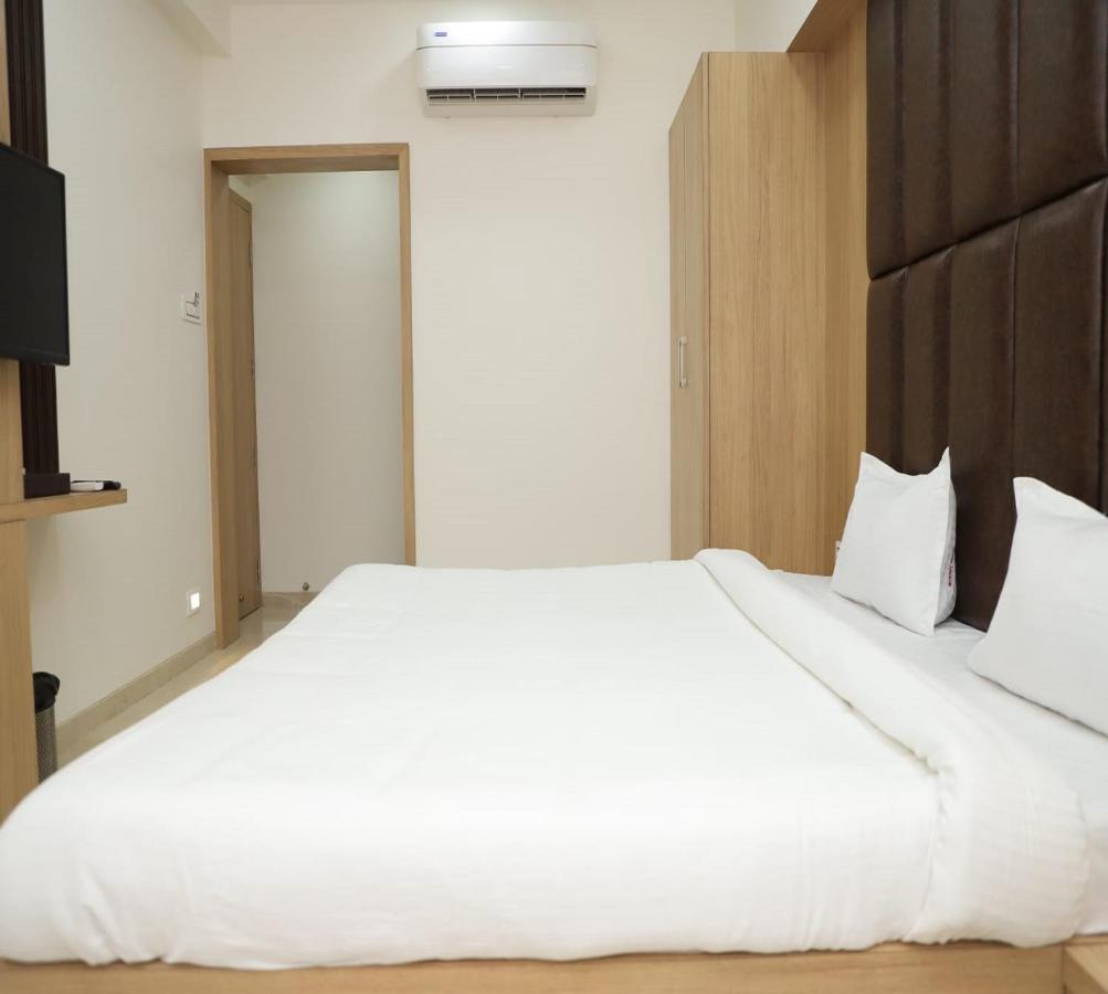 Hotel Dwarka Palace Ahmednagar Exteriör bild