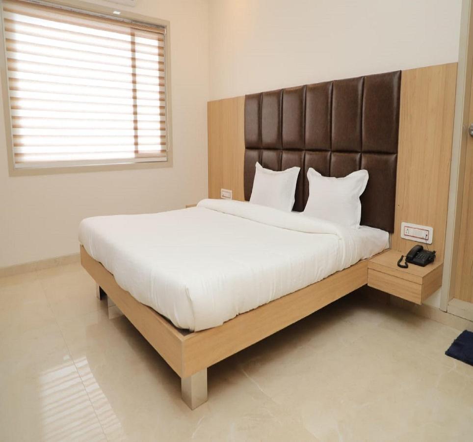 Hotel Dwarka Palace Ahmednagar Exteriör bild